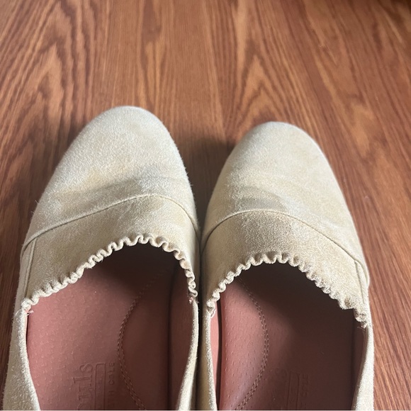 Gentle Souls Lilah Ruffle Flat - Picture 9 of 10